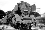 Inzwischen hatte am D 468 die neue Zuglok zur Weiterfahrt nach Köln angesetzt – 03 087 vom Bw Mönchengladbach. Der Zugführer füllt gerade den Bremszettel aus, während der Heizer, der den Zug angehängt hatte, zwischen Tender und erstem Wagen wieder „auftaucht“. (05.08.1965) <i>Foto: Reinhard Gumbert</i>