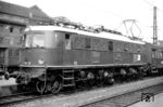 Die Regensburger E 18 26 vor einem Personenzug in München Hbf mit Werbung für die in München stattfindende IVA. (11.08.1965) <i>Foto: Reinhard Gumbert</i>