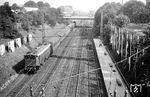 E 16 08 (Bw Freilassing) fährt mit einem Reisezug am IVA-Gelände an der Theresienhöhe in München vorbei. Rechts ist der extra für die IVA erstellte Behelfsbahnsteig zu sehen, an dem die Schnellfahrten mit der E 03 nach Augsburg starteten. (12.08.1965) <i>Foto: Reinhard Gumbert</i>