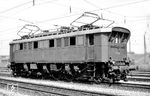In voller Schönheit präsentiert sich die Treuchtlinger E 75 04 im Bw München Ost. Die 1928 bei J.A. Maffei in München entstandene E-Lok war bereits älter als so manche Dampflok, die hier noch herumfuhr. (13.08.1965) <i>Foto: Reinhard Gumbert</i>