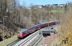 218 426 mit RE 4861 am durchgeschalteten Wärterstellwerk 1 in Windischeschenbach.  (08.04.2026) <i>Foto: Joachim Bügel</i>