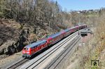 218 426 fährt mit RE 4861 nach München durch den Bahnhof Windischeschenbach. Das Stellwerk wurde, besonders zu Gleisseite hin, komplett verschmiert. Wie immer kümmert es die DB wenig, wie ihre baulichen Anlagen aussehen, und so wurden die Graffiti hier digital entfernt. (08.04.2026) <i>Foto: Joachim Bügel</i>