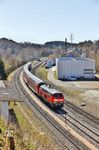 Durch die Verspätungen an diesem Tag kam es im Bahnhof Windischeschenbach fast zu einer Begegnung des RE 4861 mit dem RE 4854 aus München. Leider blieb für ihn und 218 433 nur die Notlösung einer Gegenlichtaufnahme übrig. (08.04.2026) <i>Foto: Joachim Bügel</i>