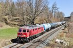 232 209 mit EZ 45366 nach Nürnberg Rbf in Reuth (b Erbendorf). Links oben verlief einst die Stichstrecke nach Erbendorf, heute ein Radweg. (08.04.2026) <i>Foto: Joachim Bügel</i>