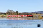 218 416 mit RE 4856 (München - Hof) am Rechenweiher bei Escheldorf. Außerhalb der Tagesrandlagen hat man mit Spiegelungen allerdings keine Chance. (08.04.2026) <i>Foto: Joachim Bügel</i>