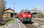 218 433 fährt mit RE 4863 nach München durch den Bahnhof Windischeschenbach. Rechts ist das Gebäude der einst bekannten Marke „Eschenbach Porzellan“ zu sehen. Die Ära der 1913 gegründeten Porzellanproduktion endete hier 2004. (08.04.2026) <i>Foto: Joachim Bügel</i>