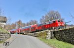 Durch den 9 km langen Blockabschnitt zwischen Windischeschenbach und Neustadt (Waldnaab) und Abstand auf die vorausfahrende Regionalbahn kam 218 433 mit dem RE 4863 im Bahnhof Windischeschenbach außerplanmäßig zum Halten und konnte so nochmals auf den Chip gebannt werden. (08.04.2026) <i>Foto: Joachim Bügel</i>