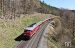 Eigentlich in Erwartung des RE 4858 nach Hof tauchte unerwartet 233 219 mit dem GAG 45391 (Seelze - Cheb) bei Windischeschenbach auf. Die Entscheidung, den Güterzug ab Weiden (Oberpf) vor dem Regionalexpress zu fahren, war allerdings fatal. Die 233 quälte sich mit ca 40 km/h bergauf, der nachfolgende RE wurde in Windischeschenbach um gut 10 Minuten zusätzlich verspätet. (08.04.2026) <i>Foto: Joachim Bügel</i>