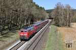 Da nachmittags eine Güterzugpause angesagt war, konnte ein kurzer Abstecher auf den Streckenabschnitt südlich von Weiden (Oberpf) gewagt werden. Bei Luhe kommt 218 416 mit RE 4865 nach München angebrummt. (08.04.2026) <i>Foto: Joachim Bügel</i>