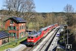 218 433 fährt mit RE 4860 nach Hof durch den Haltepunkt Luhe. (08.04.2026) <i>Foto: Joachim Bügel</i>