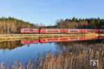 Zum Tagesabschluss gelang doch noch eine Spiegelung im Thurnerweiher bei Wiesau (Oberpf). Gegen 19.00 Uhr passte es bei 218 416, die den RE 4862 nach Hof am Haken hatte. (08.04.2026) <i>Foto: Joachim Bügel</i>