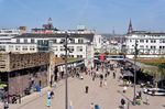 Ein Schwebebahnzug verlässt die Haltestelle Döppersberg in Richtung Barmen. Im Vordergrund sieht man die seit 2018 neugestaltete Fußgängerverbindung zwischen dem Hauptbahnhof und der Innenstadt, die früher unterirdisch verlief. (24.04.2026) <i>Foto: Zeno Pillmann</i>