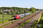 Bei der Rückfahrt hatte sich die 110 etwas verändert: In Köln Bbf war 110 469 offenkundig gegen die Stammlok des DLr 93625 nach Dortmund-Eving getauscht worden. TRI 110 198 befördert den Zug bei Langenfeld-Mehlbruch. (29.04.2026) <i>Foto: Joachim Bügel</i>