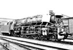 Entgegen der Angabe auf dem Originalfoto, aufgenommen auf dem Fabrikhof bei Borsig in Hennigsdorf (Kr Osthavelland), handelt es sich hier nicht um 03 193, sondern um eine 03.10, an der gerade die Vormontage der Stromlinienverkleidung stattgefunden hat. Zu Wirkung der Stromlinienverkleidung gibt es detaillierte Anagben aus den Versuchsfahrten der 03 193. Es zeigte sich, dass der Luftwiderstand der stromlinienverkleideten Lok über den gesamten Geschwindigkeitsbereich um rund 50 % vermindert werden konnte. Der gesamte Eigenwiderstand der Lok wurde natürlich nicht in diesem Maße kleiner, da auch noch Roll- und Triebwerkswiderstand zu berücksichtigen waren. Dennoch blieb eine deutlich höhere Zughakenleistung übrig. Bei 100 km/h war dies ein Gewinn von 190 PS (= 15 %), bei 140 km/h von 385 PS (= 48 %).  (11.1940) <i>Foto: Werkfoto</i>