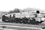 Die fertiggestellte 03 193 auf dem Werksgelände der Fa. Borsig in Hennigsdorf (Kr Osthavelland). Die Vorteile der Stromlinienverkleidung ermittelte die Grunewalder Versuchsanstalt für Lokomotiven bei mehreren Versuchsfahrten. Am 20. April 1936 konnte 03 193 einen 250 t Zug bei einem Streckenwiderstand von 1 % mit 138 km/h befördern, die Regellok kam auf nur 128 km/h. Dies ergab auf einer Strecke von 30 km eine Fahrzeiteinsparung von einer Minute. Weshalb wurden nun nicht alle Schnellzugloks mit Stromlinienverkleidung ausgerüstet? Die Verkleidung bot auch einige Nachteile: Zu nennen ist hier der nicht unerhebliche Aufwand für das Anbringen der Verkleidung, das deutliche Mehrgewicht (bei der 03 waren es 6,7 t) sowie Probleme bei der Wartung des Triebwerks. Dennoch beabsichtigte die Reichsbahn weitere fünf Lokomotiven der Baureihe 03 mit Stromlinienverkleidung zu versehen. Letztlich machten die sich abzeichnenden Kriegsvorbereitungen alle weiteren Pläne zunichte.  (30.09.1935) <i>Foto: Werkfoto</i>