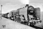 Im Jahr 1932 versuchte die Deutsche Reichsbahn durch die Verwendung hochfester Stähle den Kesseldruck zu steigern. Obwohl bei Messfahrten die von der Firma Krupp gebauten Versuchsfahrzeuge 04 001 und 002 sich als überaus leistungsfähig erwiesen, traten nach kurzer Zeit Schäden an der Feuerbüchse auf, sodass man den Druck ab 1935 wieder herabsetzte und ihnen die Betriebsnummern 02 101 und 02 102 zuwies. Das Foto zeigt 04 001 vor einem Messzug der Versuchsabteilung für Lokomotiven Grunewald im Bahnhof Hamm (Westf).  (1932) <i>Foto: Werkfoto</i>