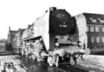 Die Vorserienlok 41 002 präsentiert sich im grauen Fotografieranstrich auf dem Hof der BMAG in Wildau bei Berlin. Am 16. Januar 1937 wurde sie der Reichsbahn übergeben und am 30.01.1937 im RAW Meiningen abgenommen. Anschließend stand sie der Versuchsabteilung für Lokomotiven des RAW Grunewald zur Erprobung der neuen Baureihe zur Verfügung, ehe sie am 24.07.1937 dem Bw Schneidemühl Vbf zugewiesen wurde. Ihr 'Lokleben' endete am 11.06.1967 beim Bw Hamburg-Harburg. (01.1937) <i>Foto: Werkfoto</i>