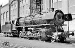 44 1646 wurde 1942 als 'Übergangs-Kriegslok' (Ük) von Krupp in Essen in Dienst gestellt. 1950 erhielt die Hanauer Lok im PAW Henschel in Kassel eine L4-Hauptuntersuchung und präsentiert sich anschließend im neuen Aussehen der Bundesbahnloks mit Witte-Windleitblechen auf dem dortigen Werkshof. (08.1950) <i>Foto: Werkfoto</i>