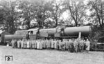 Gruppenbild ohne Dame: 52 001 war der von Borsig gebaute Prototyp der sogenannten Kriegslok (KDL 1), die aus der Konstruktion der Baureihe 50 hervorging. Am 12. September 1942 wurde sie erstmals auf dem Werkgelände in Hennigsdorf/Kr Osthavelland der Öffentlichkeit vorgestellt. Die am Bau der Lok beteiligten Entscheidungsträger (übrigens alle mit Hut) stellten sich in einem Gruppenfoto dem Werksfotografen vor der neuen Lok.  (12.09.1942) <i>Foto: Werkfoto</i>