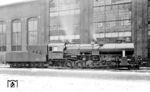 Auf dem Fabrikhof bei Henschel in Kassel präsentiert sich die soeben fertiggestellte 52 2102. Nach der Abnahme rollte sie über die Lokafa Sdolbunow zum Osteinsatz. Das Bw Posen Hbf führte die Lok buchmäßig in den Bestandsnachweisen. Im März 1944 war sie noch bei der RVD Dnjepropetrowsk im Einsatz, danach verliert sich ihre Spur in der Sowjetunion.  (01.1943) <i>Foto: Werkfoto</i>