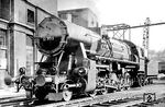 1943 lieferte die Fa. Jung in Jungenthal (bei Kirchen an der Sieg) 221 Maschinen der stark vereinfachten Kriegslok der Baureihe 52 ab. Dazu gehörte 52 3113, die sich hier fabrikneu auf dem Werksgelände mit dem neuen Steifrahmentender K 4 T 30 zeigt. Nach ihrer Abnahme am 25.03.1943 im RAW Frankfurt-Nied stand sie dem Bw Frankfurt (Oder) Vbf zur Verfügung. Im Dezember 1944 wurde sie als Leihlok an die norwegische NSB (Norges Statsbaner) verschifft, wo sie nach dem Krieg verblieb und als "3113" im September 1963 der Ausmusterung anheim fiel. (03.1943) <i>Foto: Werkfoto</i>