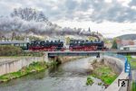 Neben 58 1111, die zum 50-jährigen Einsatzende der preußischen G 12 nochmals im Erzgebirge weilte, verkehrte ein weiterer Sonderzug nach Karlovy Vary (Karlsbad), der mit 86 1333 und 86 1744 bespannt war. Hier verlässt der Sonderzug den Bahnhof Aue (Sachs) über die Brücke der Schwarzwasser. (18.04.2026) <i>Foto: Atijana Schmidt</i>