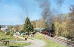 58 1111 war mit einem Sonderzug auf einer Rundfahrt von Chemnitz über Aue, Schwarzenberg und Annaberg-Buchholz zurück nach Chemnitz. Hier fährt sie nach Markersbach (Erzgeb) ein. (18.04.2026) <i>Foto: Joachim Schmidt</i>
