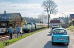 Am Zugschluss des Sonderzuges mit 58 1111 schob V 100 003 des DB Museums nach (Leihgabe an den Förderverein Berlin-Anhaltinische Eisenbahn e.V.) und traf in Markersbach auf weitere Ostalgie. (18.04.2026) <i>Foto: Joachim Schmidt</i>