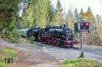 Der Sonderzug SP 95951 nach Karlovy Vary (Karlsbad) mit den beiden 86ern 86 1333 und 86 1744 hatte mittlerweile die Grenze überquert und erreicht hier Nové Hamry (früher Neuhammer b Karlsbad). (18.04.2026) <i>Foto: Joachim Schmidt</i>
