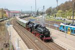 86 1333 und 86 1744 erreichen mit Sonderzug SP 95951 aus Zwickau (Sachs) den Bahnhof Karlovy Vary (Karlsbad). Der Bahnhof liegt im Norden des tschechischen Kurortes auf einer Anhöhe. Aufgrund seiner Lage wird er auch als Horni Nadrazi (Oberer Bahnhof) bezeichnet. Im Bahnhof treffen die Strecken Cheb-Chomutov sowie Karlovy Vary Dolni-Johanngeorgenstadt aufeinander. Ab Herbst 2015 wurde der Bahnhof mit dem Abriss und Neubau des Empfangsgebäudes sowie dem Umbau der Bahnsteige und Gleisanlagen umfangreich erneuert. (18.04.2026) <i>Foto: Joachim Schmidt</i>