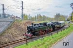Zwischen Karlovy Vary Horni Nadrazi (Karlsbad ob Bahnhof) und Karlovy Vary dolni nadrazi (Karlsbad unt Bf) kreuzen 86 1333 und 86 1744 die Bahnstrecke Chomutov–Cheb (Komotau–Eger). (18.04.2026) <i>Foto: Joachim Schmidt</i>