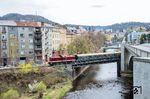 Schlusslok 204 271 am Sonderzug aus Zwickau (Sachs) überquert die Eger zwischen Karlovy Vary dolni nadrazi (Karlsbad unt Bf) und Karlovy Vary Horni Nadrazi (Karlsbad ob Bahnhof). (18.04.2026) <i>Foto: Joachim Schmidt</i>