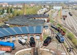 Ende Mai 1987 endete der Dampflokeinsatz in der Einsatzstelle Zwickau des Bw Reichenbach. Das Bahnbetriebswerk wäre sicherlich schon längst von der Landkarte verschwunden, hätte nicht die Eisenbahn-Bau- und Betriebsgesellschaft Pressnitztalbahn (PRESS) die Anlagen übernommen. 39 Jahre nach dem offiziellen Dampfende versammelten sich dort 86 1333 und 86 1744 der PRESS für einige Sonderfahrten am Schuppen 2. Rechts steht 155 048 der PRESS. (17.04.2026) <i>Foto: Joachim Schmidt</i>
