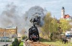 Im Herbst 1976 ging im Erzgebirge die Ära der preußischen G 12 in Deutschland zu Ende. Zu den letzten Exemplaren gehörte 58 1111 (58 311) vom Bw Aue (Sachs), die im März 1977 in den Westen ausreiste. Seit 1985 wird sie als betriebsfähige Museumslok von den Ulmer Eisenbahnfreunden betreut und durfte anlässlich des Jubiläums nochmals kräftig durch Aue (Sachs) räuchern. (18.04.2026) <i>Foto: Atijana Schmidt</i>