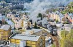Auf der zweiten Rundfahrt des Tages von Chemnitz über Aue (Sachs) nach Chemnitz meinte es der Heizer der 58 1111 bei der Ausfahrt aus Aue (Sachs) wohl etwas zu gut. (18.04.2026) <i>Foto: Joachim Schmidt</i>