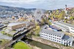 58 1111 überquert mit einem Sonderzug nach Chemnitz das Schwarzwasser in Aue (Sachs). Vom Zeller Berg schaut die Friedenskirche von 1912 aus die Szene herab. (18.04.2026) <i>Foto: Joachim Schmidt</i>