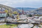 Vorbei an der neugotischen Pfarrkirche St. Nicolai fährt 58 1111 mit einem Sonderzug in Richtung Schwarzenberg (Erzgeb) durch Aue (Sachs) über den Bahnübergang an der Rudolf-Breitscheid-Straße. (18.04.2026) <i>Foto: Joachim Schmidt</i>