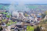 Auf ihrer zweiten Rundfahrt von und nach Chemnitz hat 58 1111 Raschau erreicht, etwa 3 Kilometer östlich der Stadt Schwarzenberg im Tal der Großen Mittweida. (18.04.2026) <i>Foto: Joachim Schmidt</i>