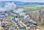 Für die Steigung von Schwarzenberg (Erzgeb) nach Schlettau (Erzegb) hat der Heizer der 58 1111 wieder gut aufgelegt. Am Zugende sieht man das Empfangsgebäude des ehemaligen Bahnhofs Raschau. Am 28. September 1997 endeten hier die planmäßigen Zughalte. Seit 2009 ist der Bahnhof ein Halt der Erzgebirgischen Aussichtsbahn. Das ehemalige Empfangsgebäude wird als Wohnhaus genutzt. (18.04.2026) <i>Foto: Joachim Schmidt</i>