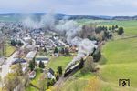 Durch das Tal der Großen Mittweida in Raschau räuchert 58 1111 mit ihrem Sonderzug nach Chemnitz.  (18.04.2026) <i>Foto: Joachim Schmidt</i>