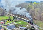 58 1111 auf Bergfahrt zwischen Raschau und Markersbach (Erzgeb). Am Zugschluss schiebt V 100 003 nach. (18.04.2026) <i>Foto: Joachim Schmidt</i>