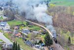 Der Sonderzug nach Chemnitz mit 58 1111 wird in Kürze Markersbach (Erzgeb) erreichen. (18.04.2026) <i>Foto: Joachim Schmidt</i>