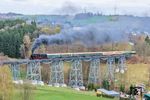 Mit einer eindrucksvollen Fahrt über das Markersbacher Viadukt verabschiedete sich 58 1111 mit ihrem Sonderzug in Richtung Annaberg. Danach gab es einen Stellungswechsel zum Sonderzug aus Karlovy Vary. (18.04.2026) <i>Foto: Joachim Schmidt</i>