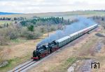 Gegen 19.30 Uhr kehrte der Sonderzug SP 95950 mit 86 1333 und 86 1774 aus Karlovy Vary (Karlsbad) über die Strecke aus Chomutov (Komotau) zurück und rollt durch den ehemaligen Haltepunkt Vejprty zastavka (Weipert Neugeschrei). (18.04.2026) <i>Foto: Joachim Schmidt</i>