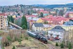 86 1333 und 86 1744 fahren mit Sonderzug SP 95950 aus Karlovy Vary (Karlsbad) in Vejprty (Weipert) ein. Nach dem Ende des Zweiten Weltkriegs ging die Strecke aus Chomutov (Komotau) wieder vollständig in den Betrieb der CSD über. Aufgrund der veränderten politischen Verhältnisse fand nach 1945 kein planmäßiger grenzüberschreitender Verkehr mehr in Richtung Annaberg-Buchholz statt. Zwischen Weipert und Bärenstein blieb die Gleisverbindung allerdings aus militärischen Gründen erhalten. Nach den politischen Umwälzungen in der DDR und in der Tschechoslowakei konnte am 1. August 1993 der grenzüberschreitende Reisezugverkehr mit vier Zugpaaren in der Relation Chemnitz–Vejprty wieder aufgenommen werden.  (18.04.2026) <i>Foto: Joachim Schmidt</i>