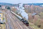 Gegen 20.30 Uhr fahren 86 1333 und 86 1744 aus dem tschechisch/deutschen Grenzbahnhof Vejprty (bis 1945: Weipert). Die einst umfangreichen Bahnanlagen verfielen seit der Einstellung des grenzüberschreitenden Verkehrs nach 1945 immer mehr. Das große Empfangsgebäude wurde im Frühjahr 2012 weitgehend abgerissen. Erhalten ist nur noch der nördliche, ehemals durch die sächsischen Beamten genutzte Flügel.  (18.04.2026) <i>Foto: Joachim Schmidt</i>