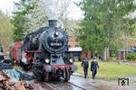 Am 19. April 2026 gab es im Bw Schwarzenberg (Erzgeb) noch eine Fotoveranstaltung, bei der 58 1111 in die ehemalige Auer 58 1758 umgeschildert wurde. (19.04.2026) <i>Foto: Joachim Schmidt</i>