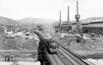 38 3075 vom Bw Hagen-Eckesey verlässt mit E 313 (Siegen – Wuppertal-Vohwinkel) den Bahnhof Werdohl auf der Ruhr-Sieg-Strecke. Unmittelbar hinter der Lennebrücke wird der Zug in den 222 m langen Ütterlingser Tunnel einfahren. Es sollte eines der letzen Bilder von Carl Bellingrodt vor dem Zweiten Weltkrieg werden. (19.08.1939) <i>Foto: RVM-Filmstelle Berlin (Bellingrodt)</i>