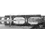 38 3513 vom Bw Dortmund Süd mit P 472 (Soest ab 6.44 Uhr – Düsseldorf Hbf an 10.25 Uhr) auf dem Stadtviadukt über die Ruhr zwischen Mülheim-Eppinghofen und Mülheim (Ruhr)-Speldorf.  (05.08.1935) <i>Foto: DLA Darmstadt (Bellingrodt)</i>