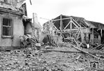 Zwischen 1940 und 1945 war Solingen als Zentrum der bergischen Stahlindustrie das Ziel von insgesamt 84 Luftangriffen der Alliierten, die anfangs nur wenige Schäden anrichteten. Am 4. und 5. November 1944 wurde durch je einen Großangriff die Solinger Innenstadt komplett zerstört. Dabei erwischte es auch den Solinger Hauptbahnhof. Die Schäden dokumentierte Reichsbahnrat Karl Wolter, der Chef der Wuppertaler Bahnpolizei, drei Tage nach dem Angriff. (08.11.1944) <i>Foto: Karl Wolter</i>